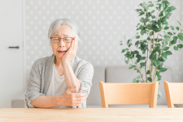 ドライマウスが引き起こすリスクと受診すべきタイミング