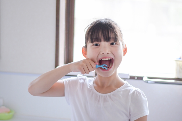永久歯が乳歯の後ろに生えてきたときのベストな対応策