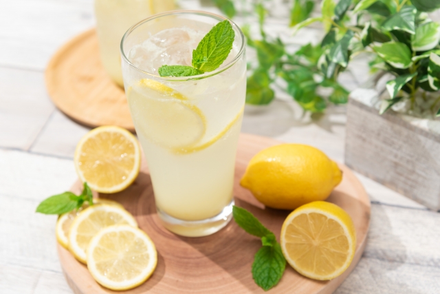 酸蝕症の原因：酸性食品と飲料がもたらすリスクとは？