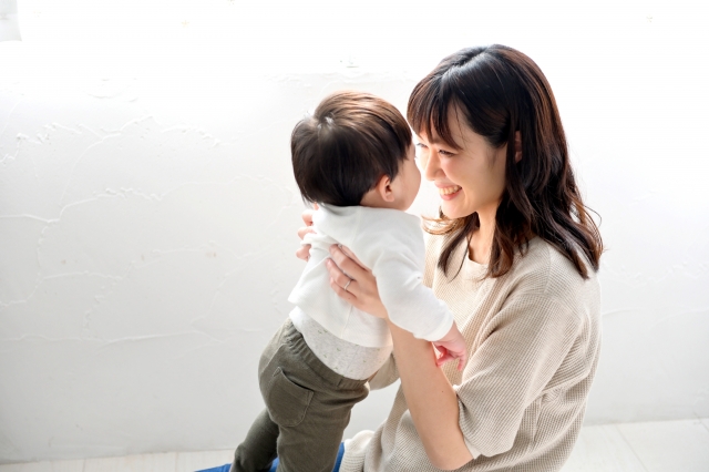 お子さまの舌小帯短縮症とは？手術の必要性と発達への影響