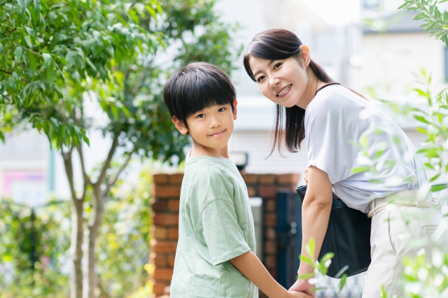 永久歯がズレて生えてきた！乳歯が抜けない原因と歯並びを守るためにできること