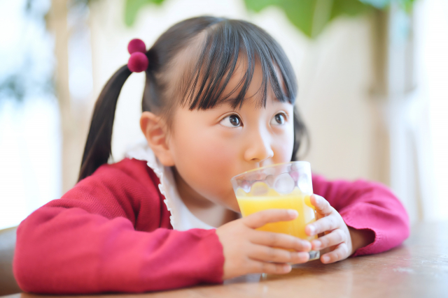ジュースは毎日飲んでいい？子どもの歯を守るために知っておきたいこと