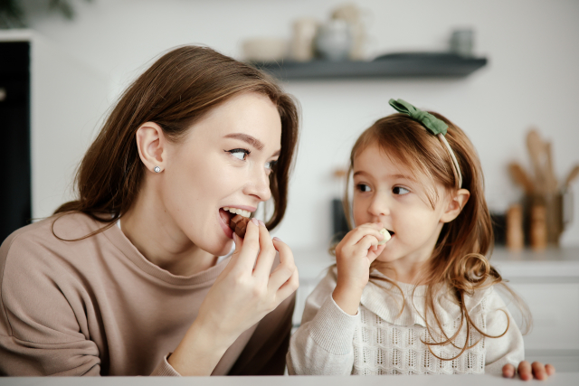 甘いものは虫歯の原因？砂糖と虫歯の関係と正しい予防法について