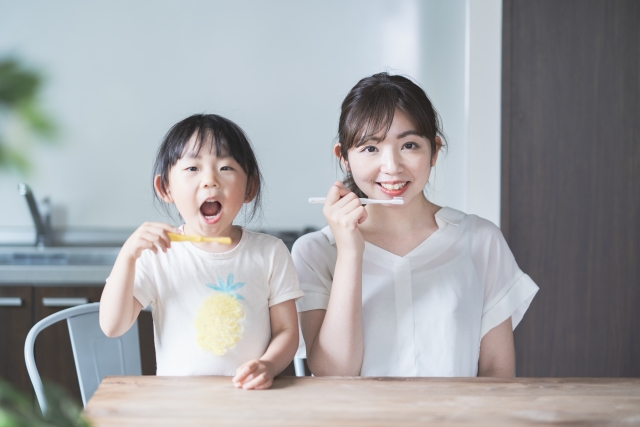 子どもはいつから自分で歯みがきができる？仕上げ磨きの大切さについて